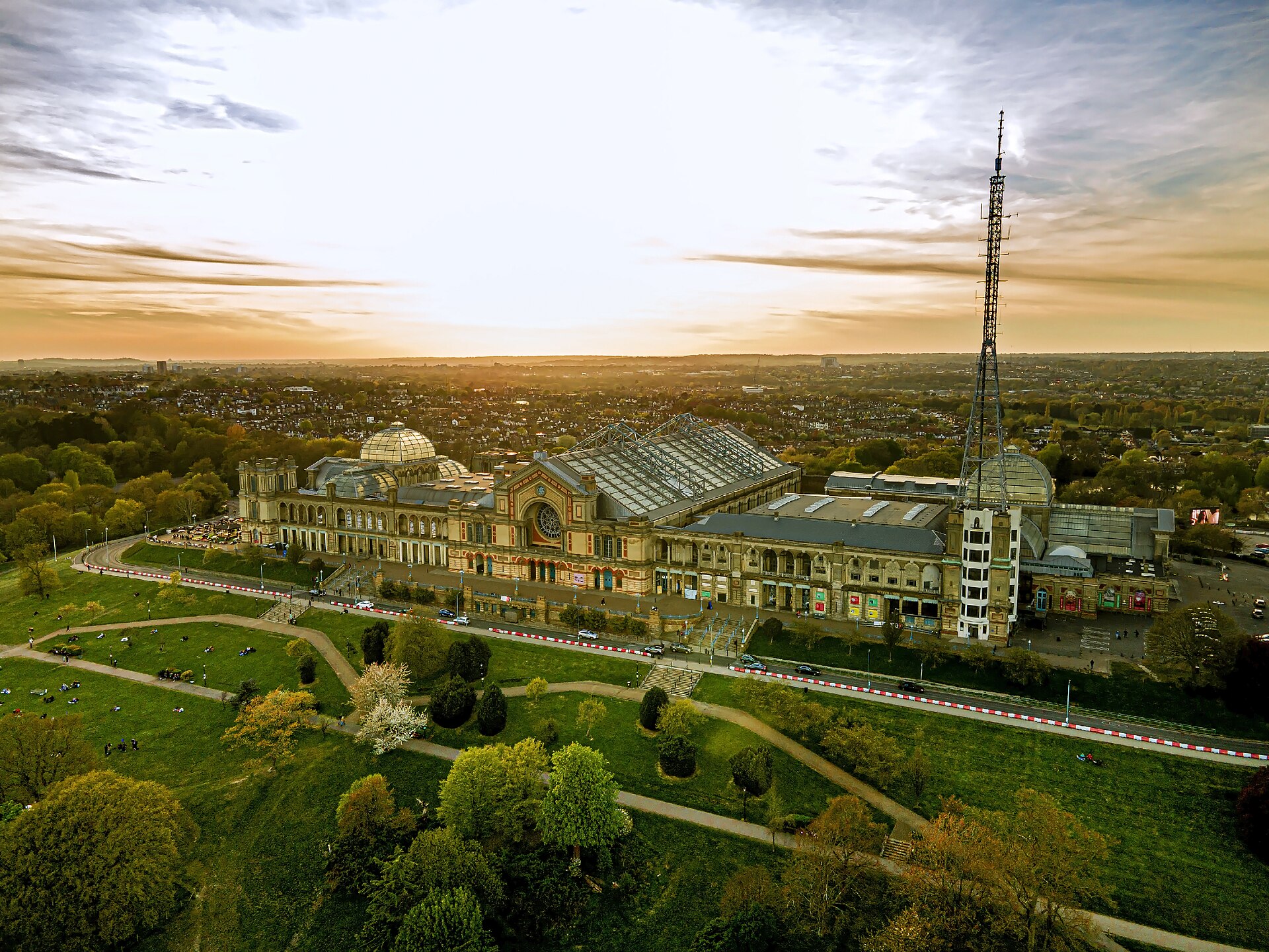 Imagem de referência de Alexandra Palace, descrito nos dados abertos como local de entretenimento no Alexandra Park, Londres