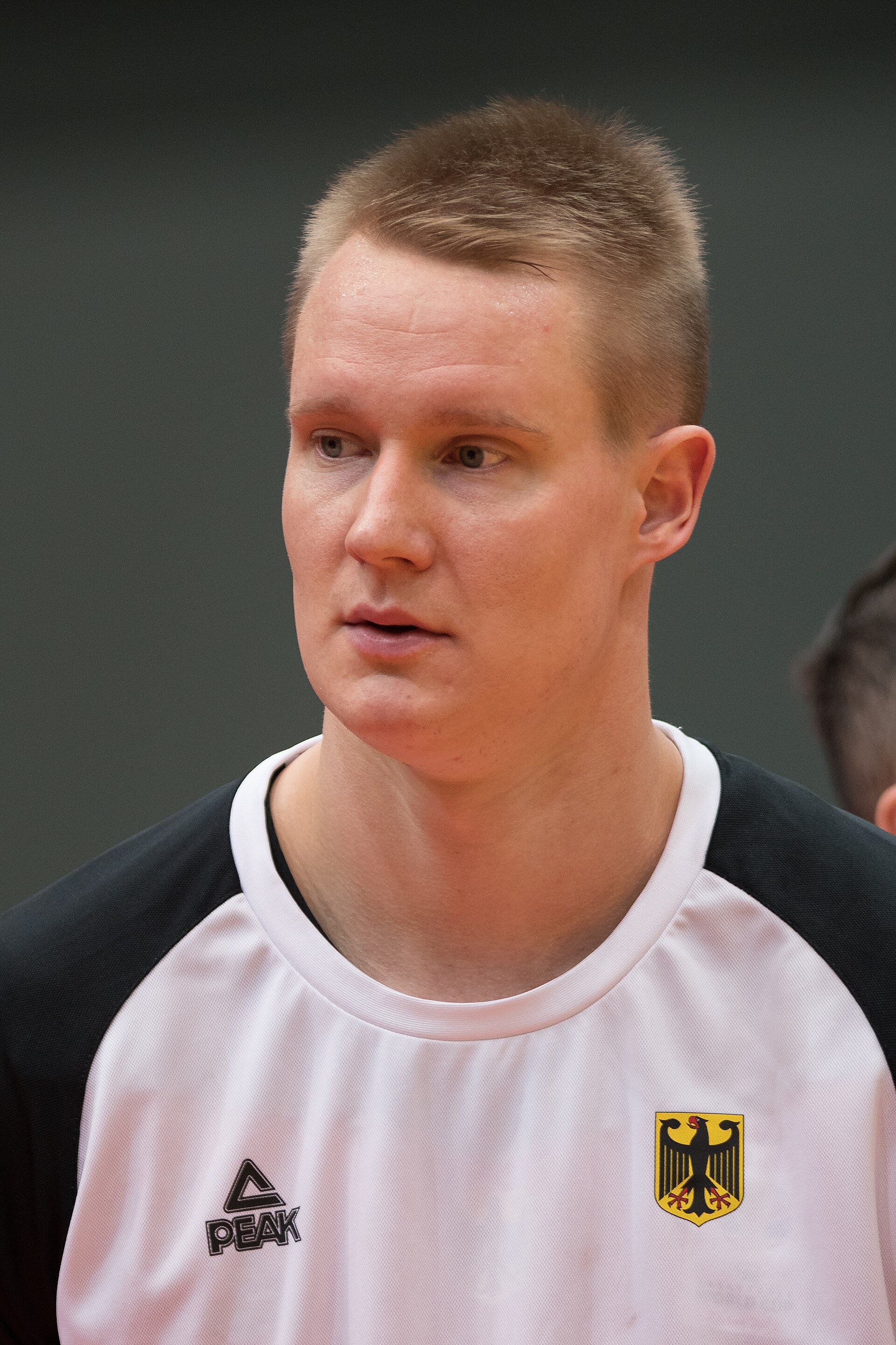 Imagem de referência de Robin Benzing, descrito nos dados abertos como jogador de basquete alemão