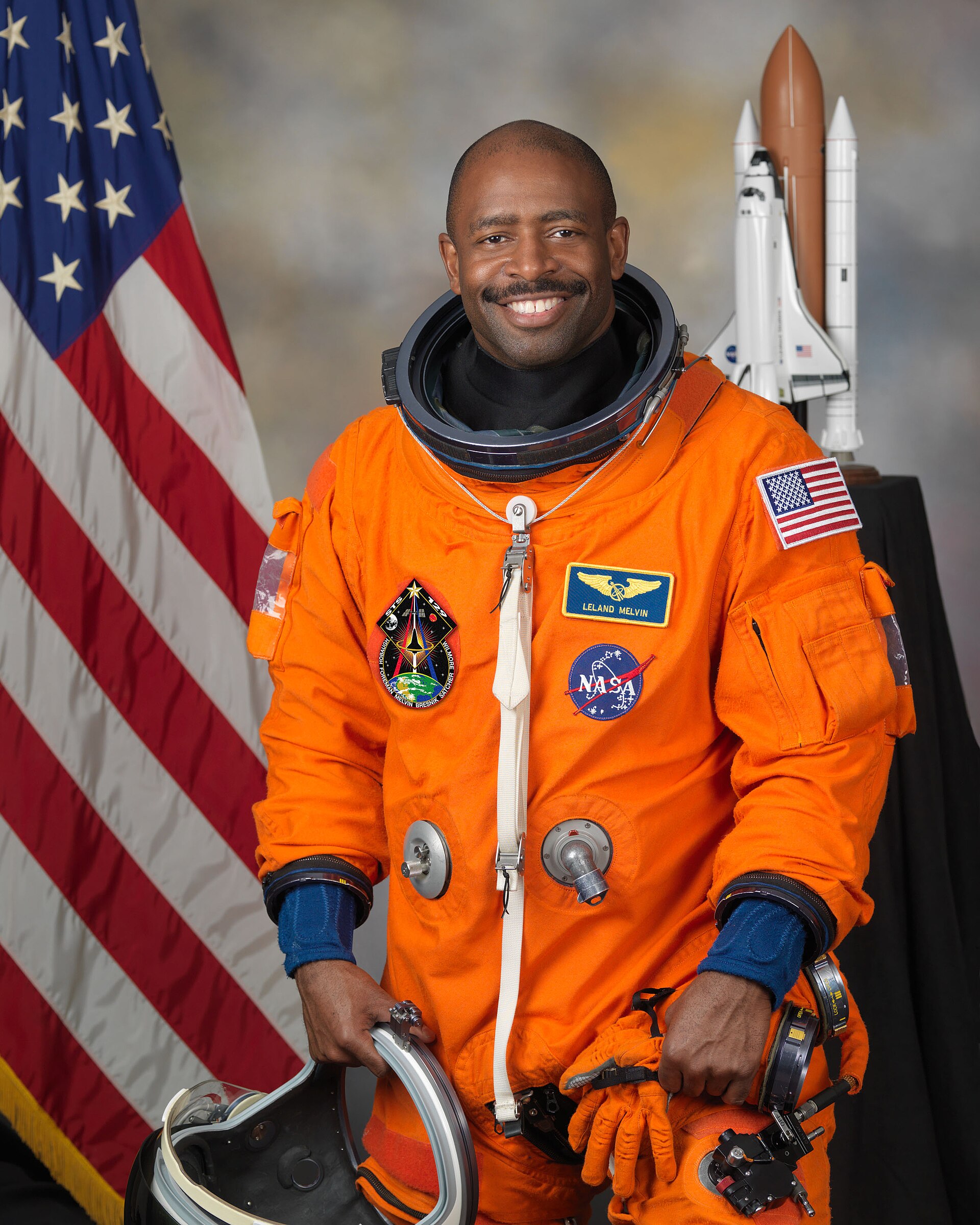 Imagem de referência de Leland Melvin, descrito nos dados abertos como astronauta e engenheiro da NASA