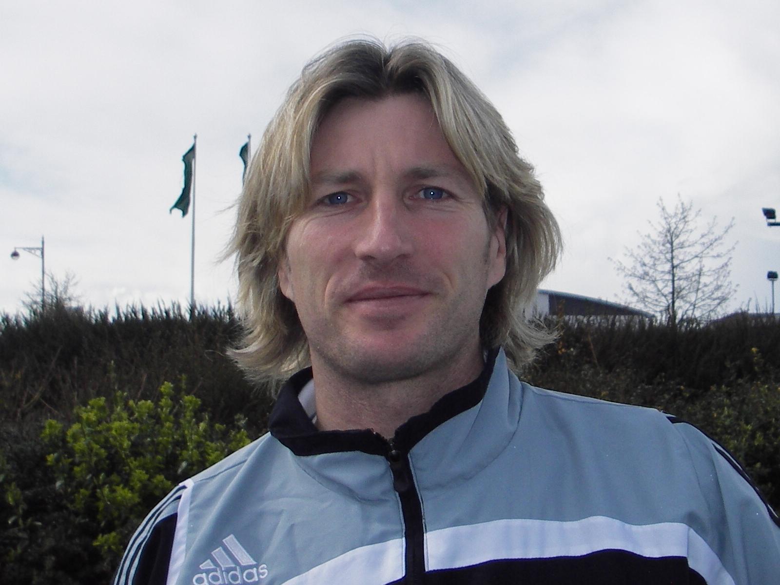 Imagem de referência de Robbie Savage, descrito nos dados abertos como ex-futebolista galês