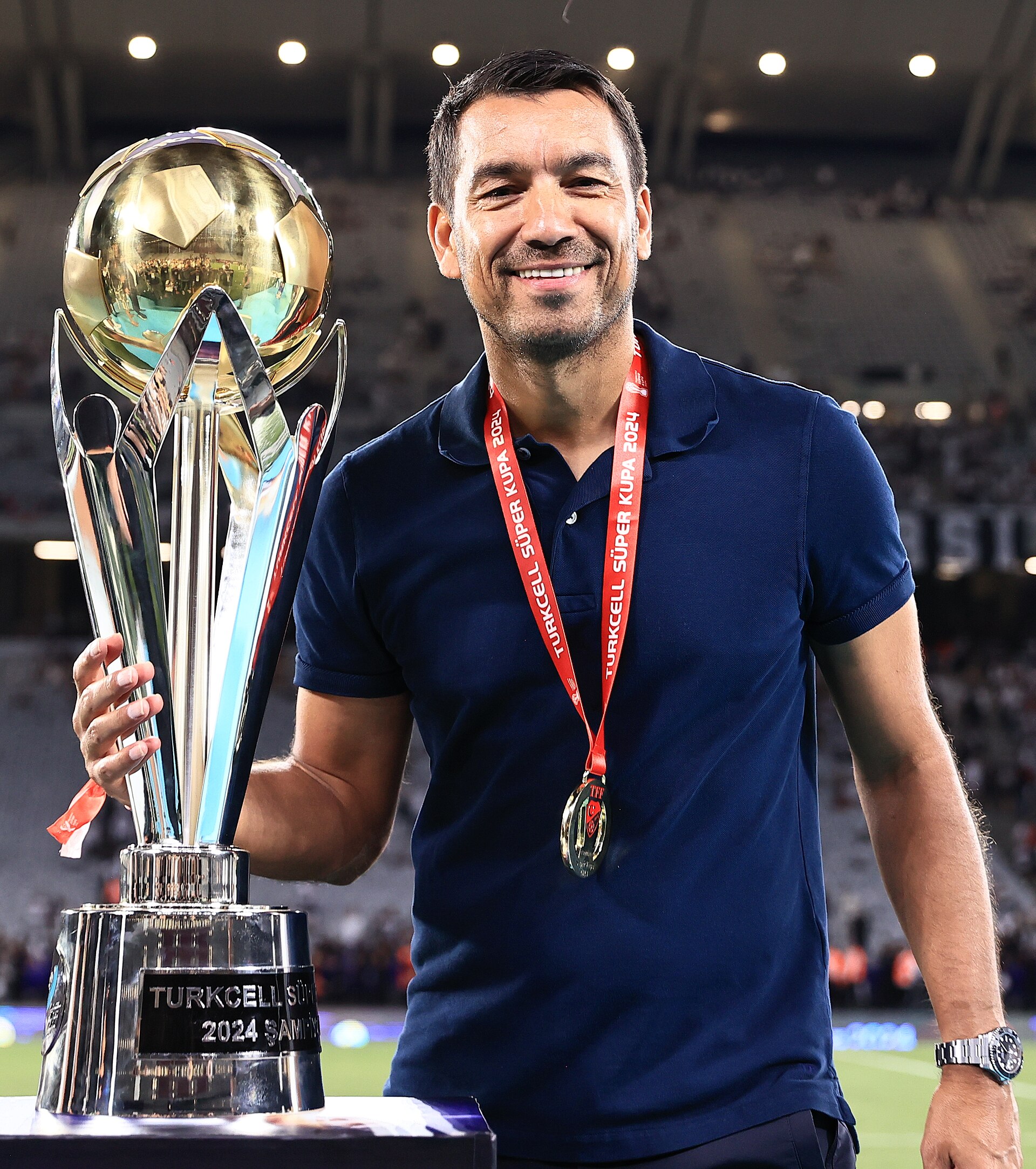 Imagem de referência de Giovanni van Bronckhorst, descrito nos dados abertos como treinador e ex-futebolista neerlandês