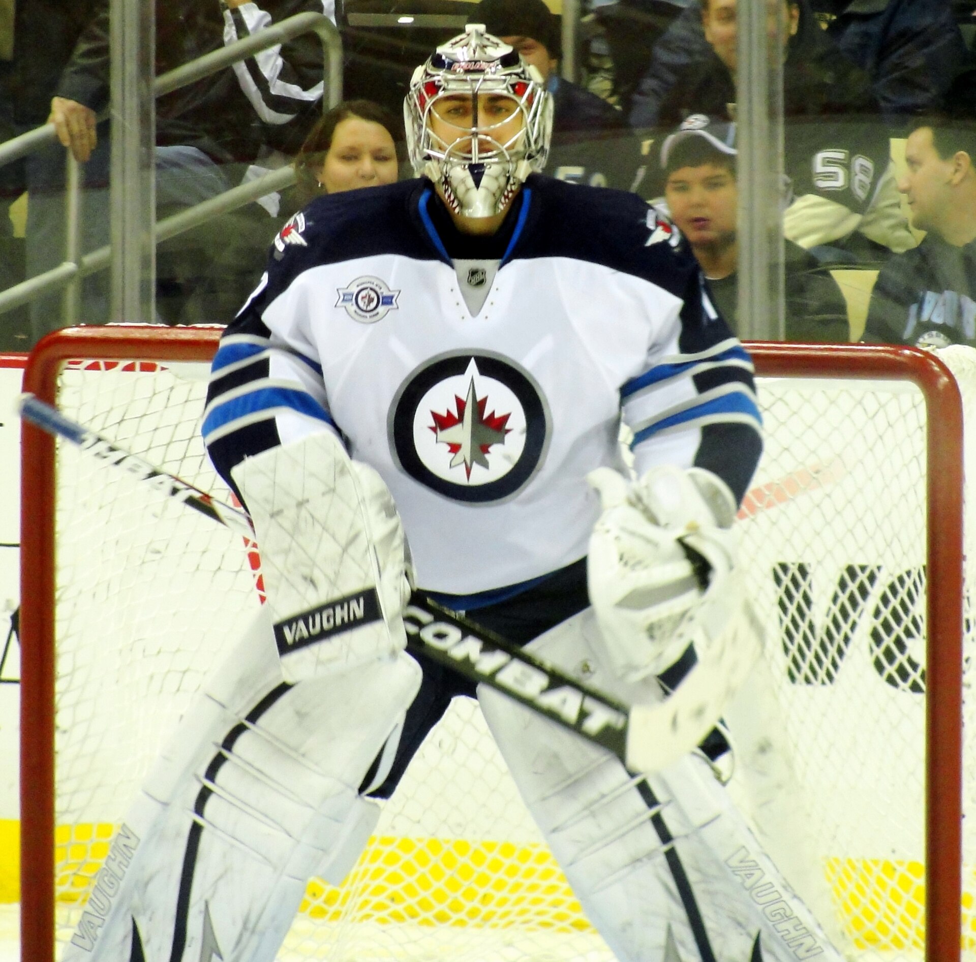 Imagem de referência de Ondřej Pavelec, descrito nos dados abertos como jogador do hoquei de gelo checo