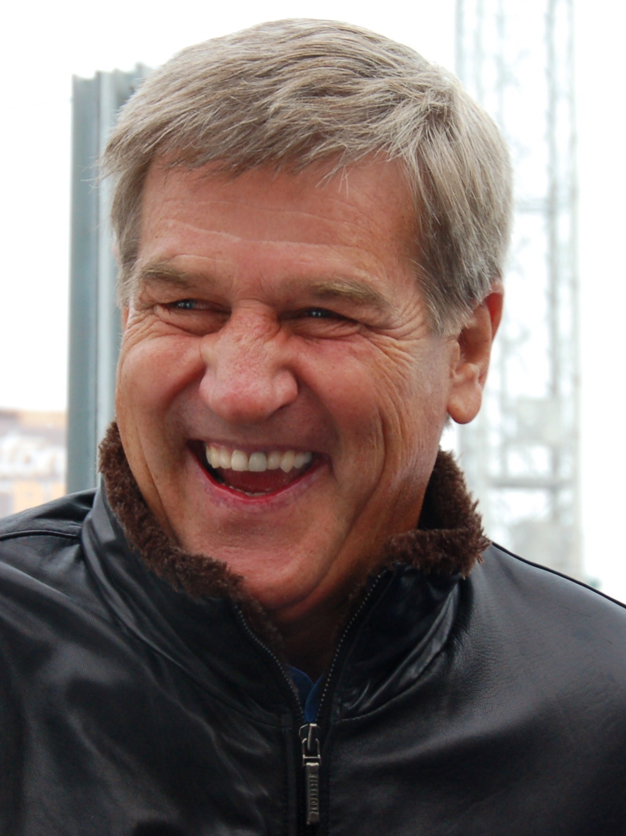 Imagem de referência de Bobby Orr, descrito nos dados abertos como ex-jogador de hóquei no gelo canadense