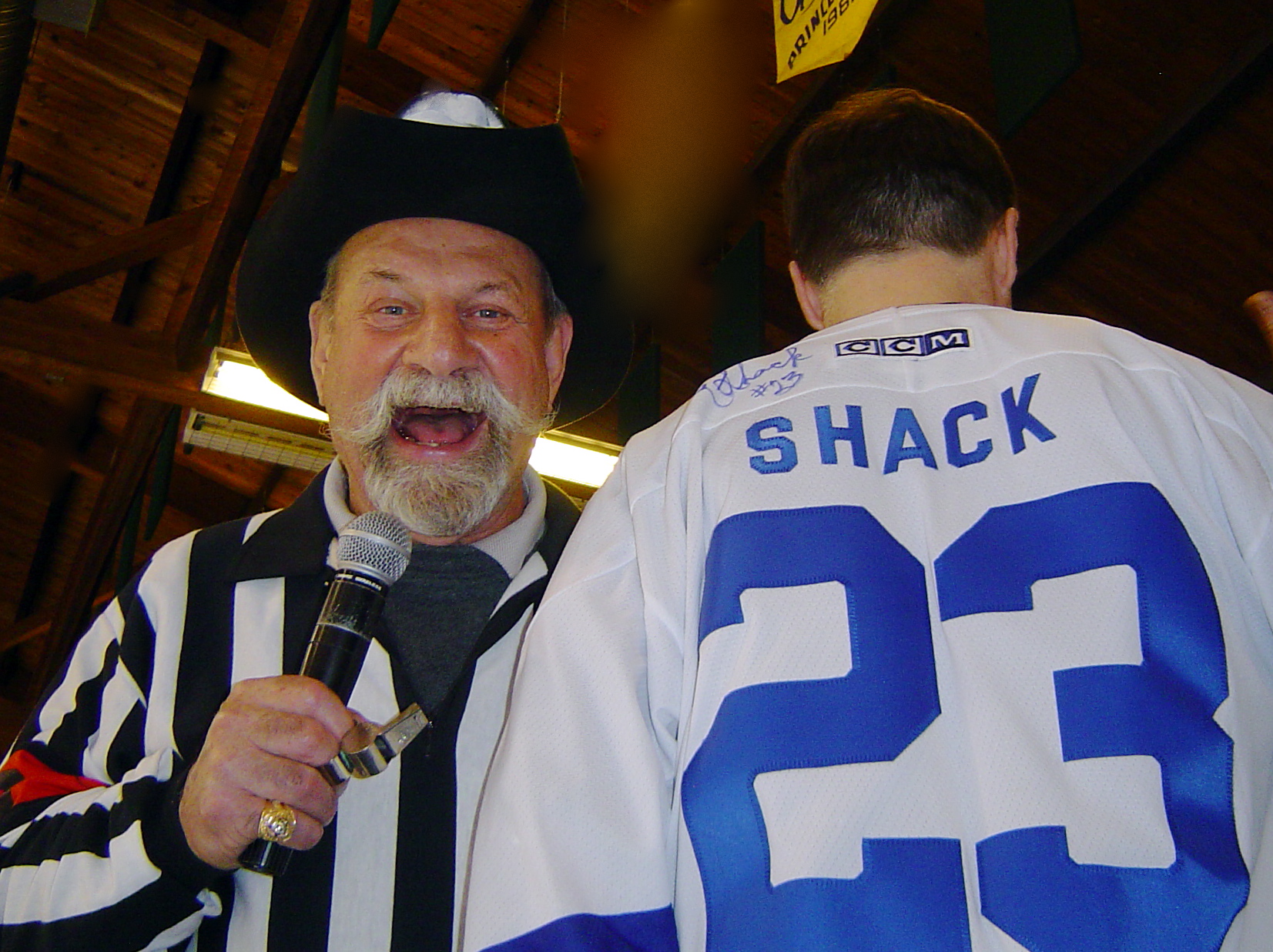 Imagem de referência de Eddie Shack, descrito nos dados abertos como jogador de hóquei no gelo canadense