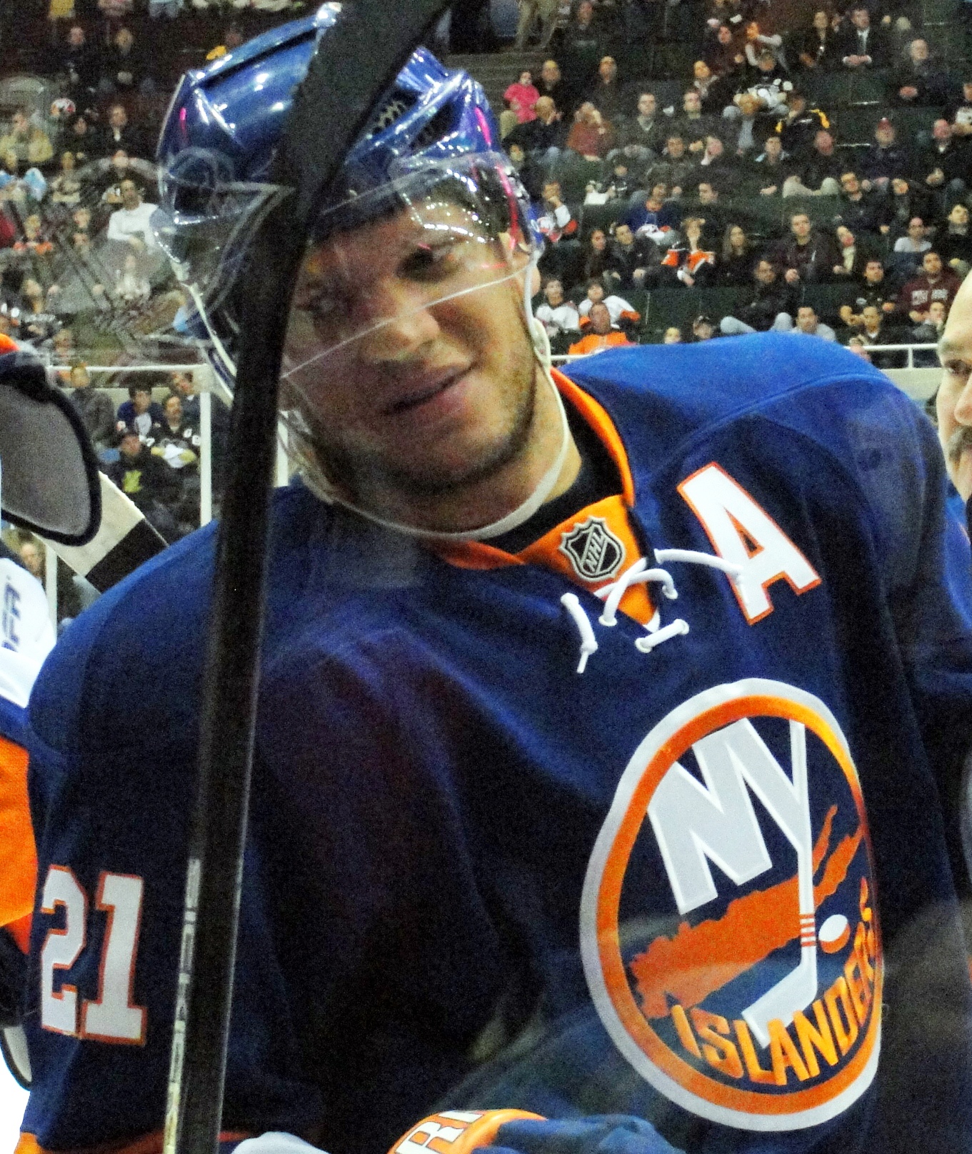 Imagem de referência de Kyle Okposo, descrito nos dados abertos como jogador americano de hóquei no gelo