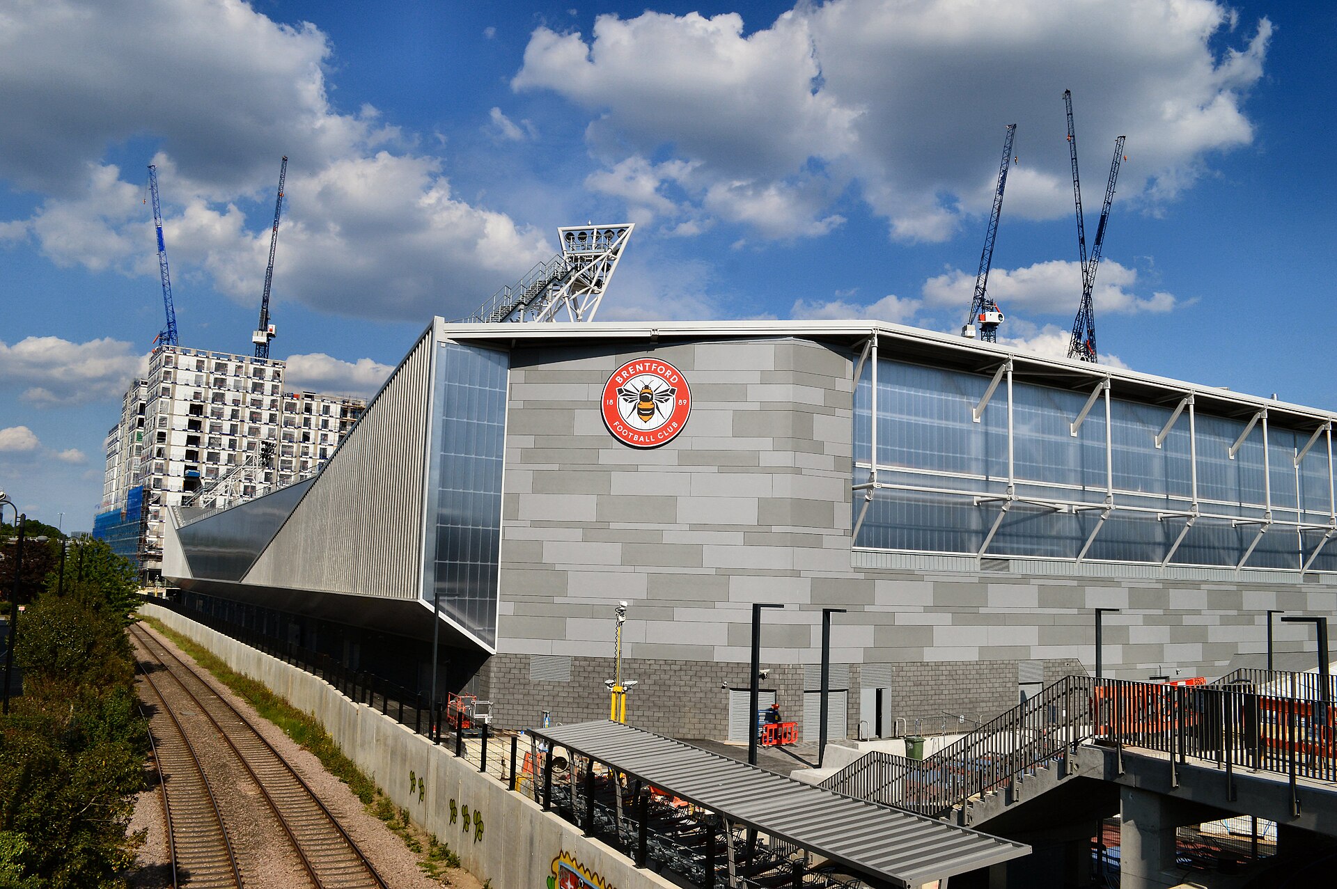 Imagem de referência relacionada a Brentford Community Stadium, item descrito como estádio em Londres, Inglaterra