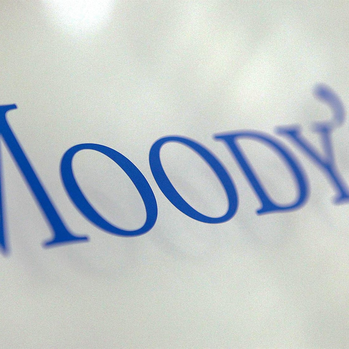 França livra-se da redução da classificação da Moody's enquanto enfrenta distúrbios