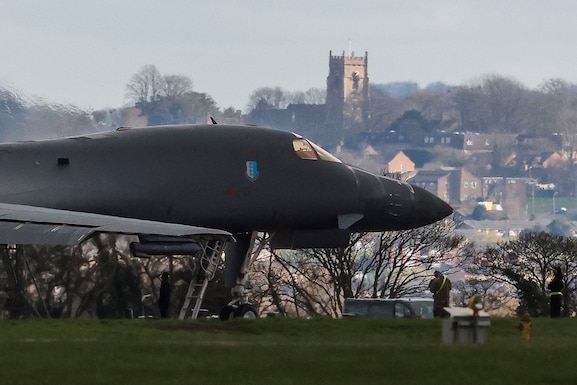 Detiveram no Reino Unido dois suspeitos por seus vínculos com o Irã após o incidente na base aérea de Fairford