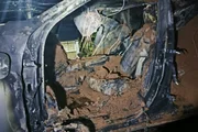Trabalhadores rurais jogaram terra sobre carro para apagar chamas.