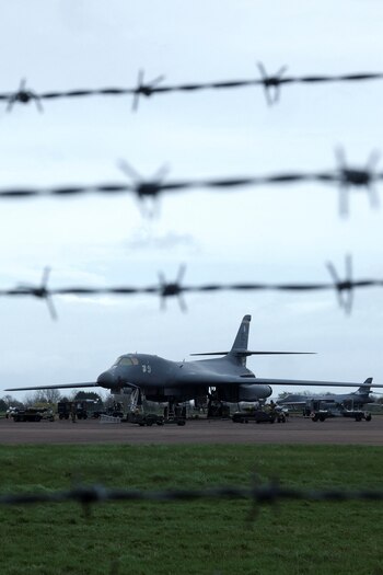 Estados Unidos retiró sus bombarderos B-1 de la base aérea tras los primeros arrestos vinculados al caso. (REUTERS/Toby Melville)