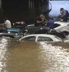 Carros e ônibus ficam parcialmente submersos em alagamento no Túnel do Anhangabaú, no Centro de São Paulo, na tarde desta quarta-feira, 14 Foto: WILLIAN MOREIRA/ATO PRESS/ESTADÃO CONTEÚDO