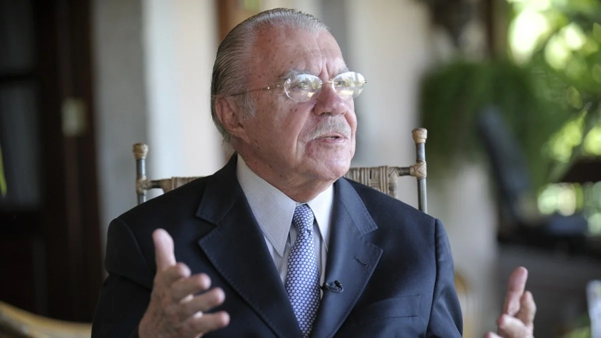 José Sarney é internado na UTI após procedimento abdominal