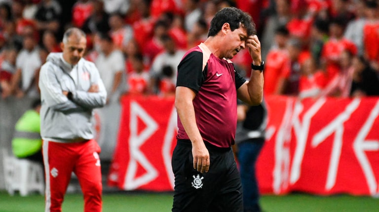 Corinthians demite Fernando Diniz após sétima derrota seguida com time na beira do rebaixamento