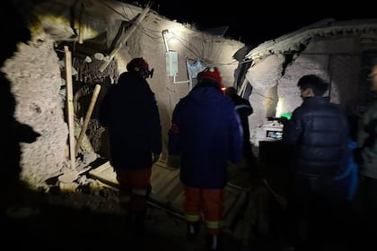 Parte do famoso píer de Brighton desmorona enquanto tempestades atlânticas varrem a Inglaterra