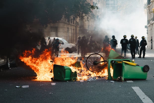 Mais de 400 escolas na França serão fechadas na segunda-feira, com mais protestos planejados