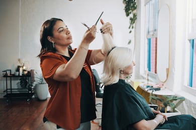 Cortar as pontas pode deixar o cabelo mais volumoso? Entenda o que causa essa impressão