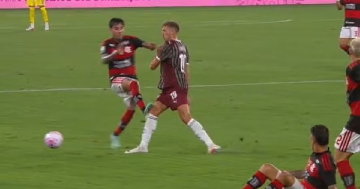 Comissão de Arbitragem analisa se afasta juiz do Fla-Flu, por erro inaceitável. ‘Os árbitros têm medo de expulsar jogadores do Flamengo’, acusa Samuel Xavier