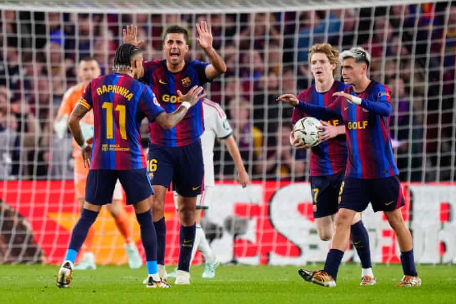 Mbappé garante duplamente a vitória tardia do Real Madrid contra o Barcelona após o empate de Raphinha