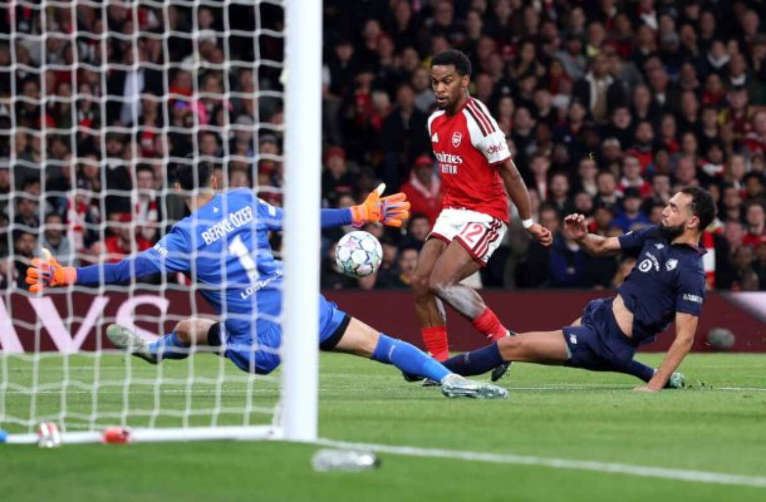 Jogadores de Arsenal e Lille em disputa de bola na Champions &ndash;