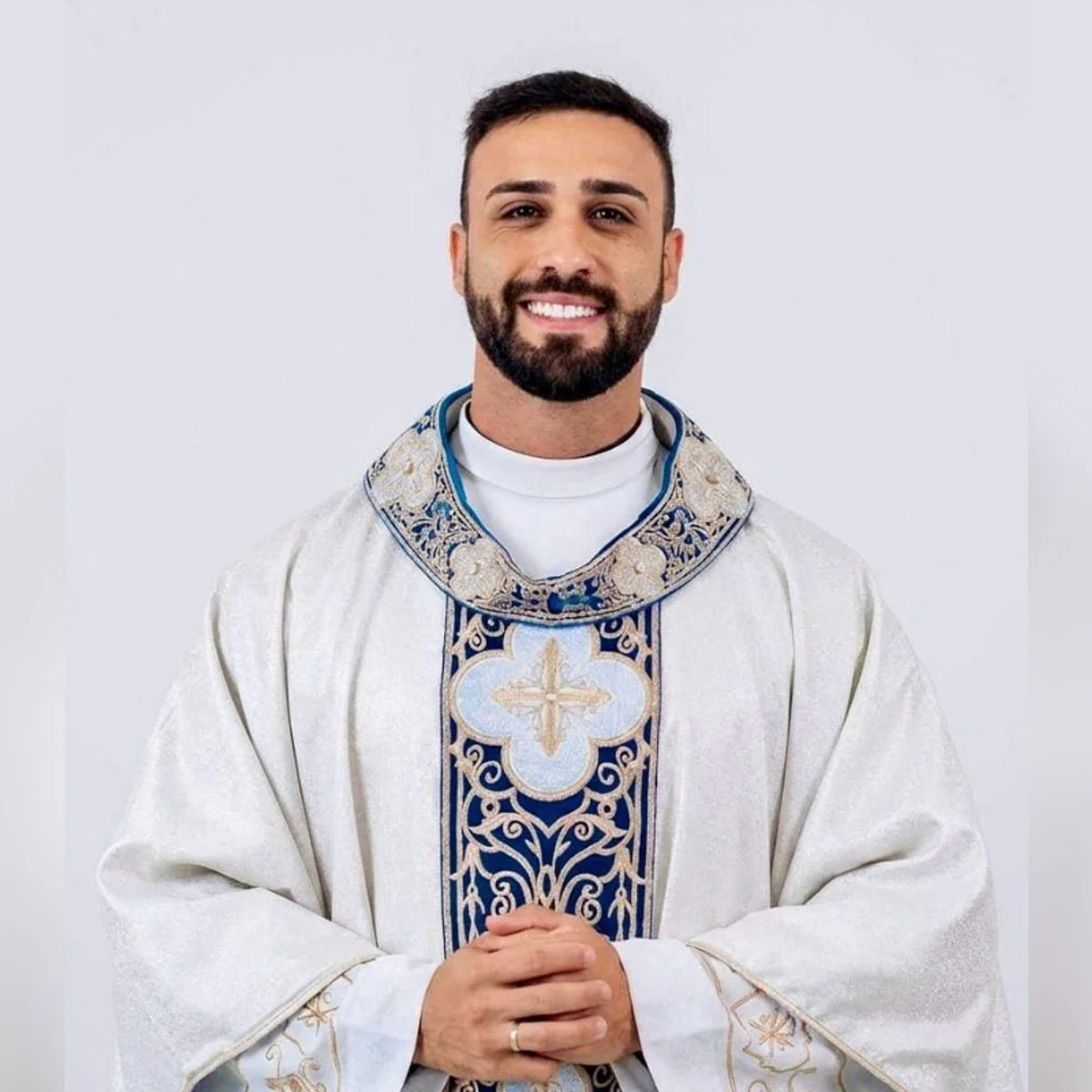 "Padre galã": saiba quem é o sacerdote que viralizou pela aparência em MG