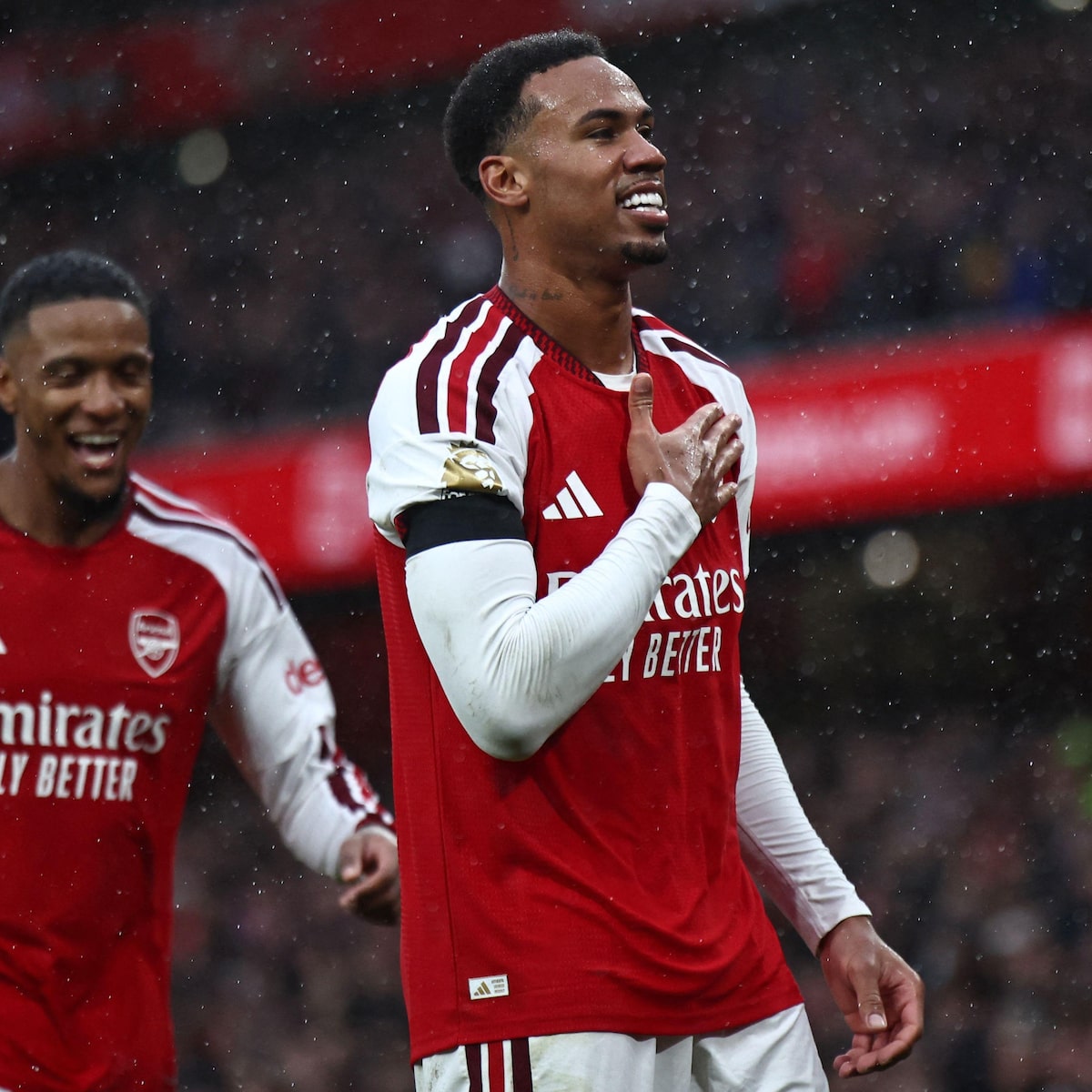 Com gol de Gabriel Magalhães, Arsenal vence o Everton e encosta na liderança da Premier League