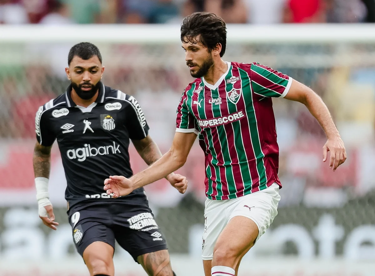 Igor Rabello, zagueiro do Fluminense, aplica caneta em Neymar; veja