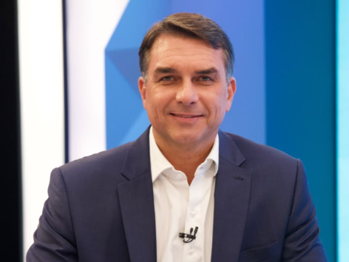 Flávio Bolsonaro cita Lula mais de 20 vezes durante os 40 minutos de sabatina na TV Globo