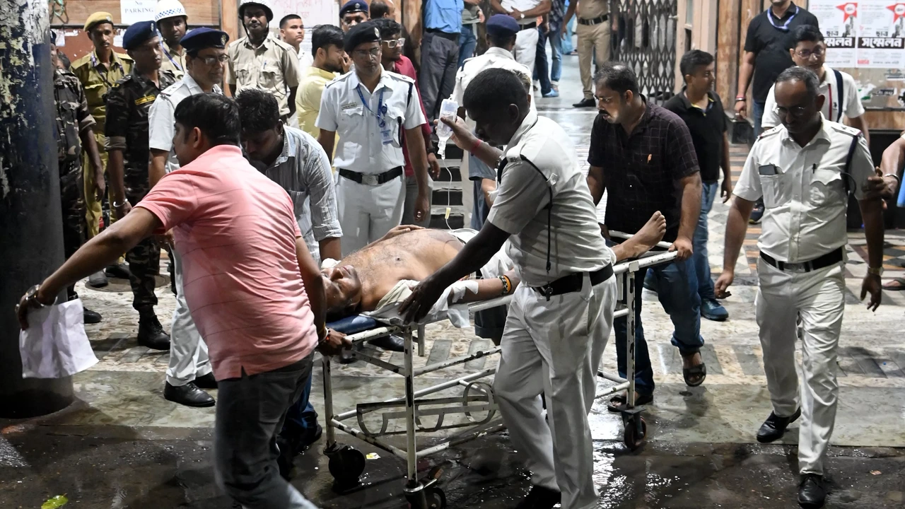 Certamente, dezenove pessoas foram esmagadas em um festival na cidade indiana de Kolkata