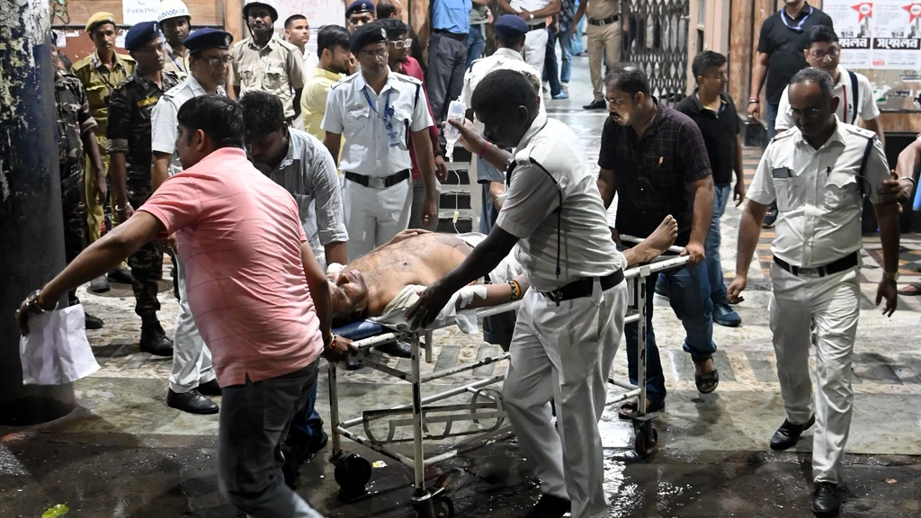Hulpverleners komen in actie in Kolkata