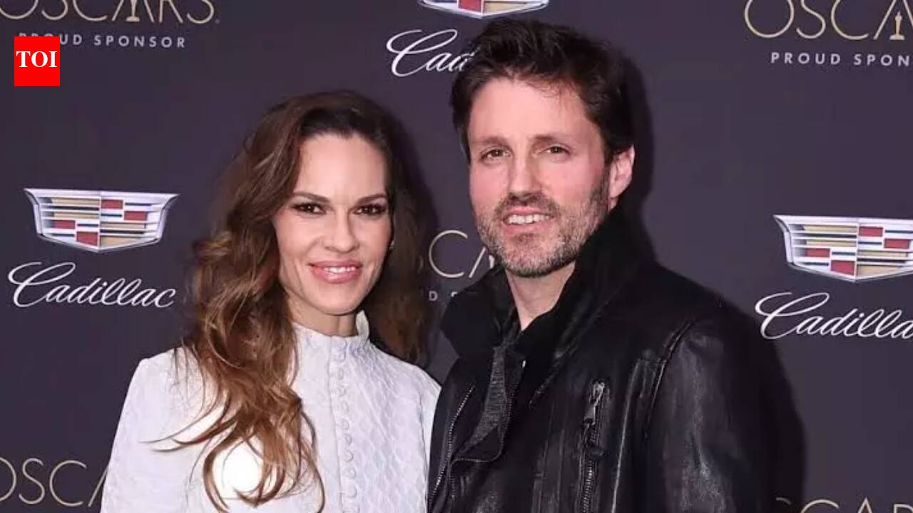Hilary Swank mostra a barriga do bebê após o anúncio da gravidez; atriz de 52 anos espera ter seu terceiro filho com o marido Philip Schneider