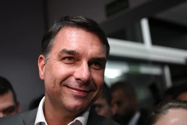 Ministro do TSE dá 24h para Meta apurar perfis suspeitos de IA pró-Flávio
