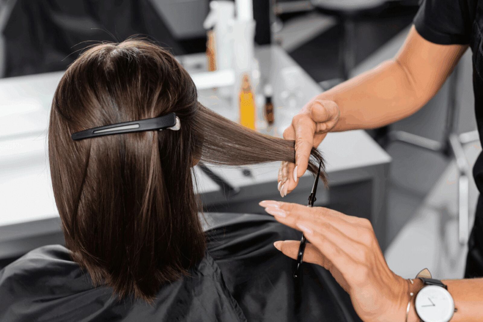Aparar as pontas ajuda a melhorar o visual do cabelo, mas não é capaz de regenerar uma fibra já danificada Imagem: LightField Studios | Shutterstock