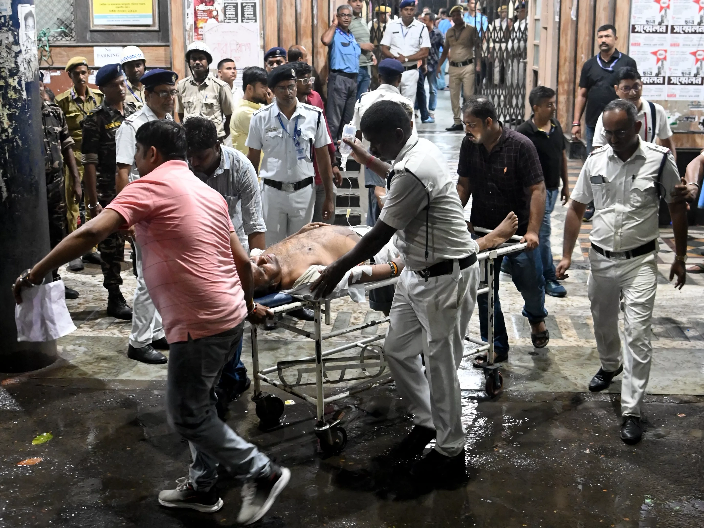Certamente, dezenove pessoas foram esmagadas em um festival na cidade indiana de Kolkata