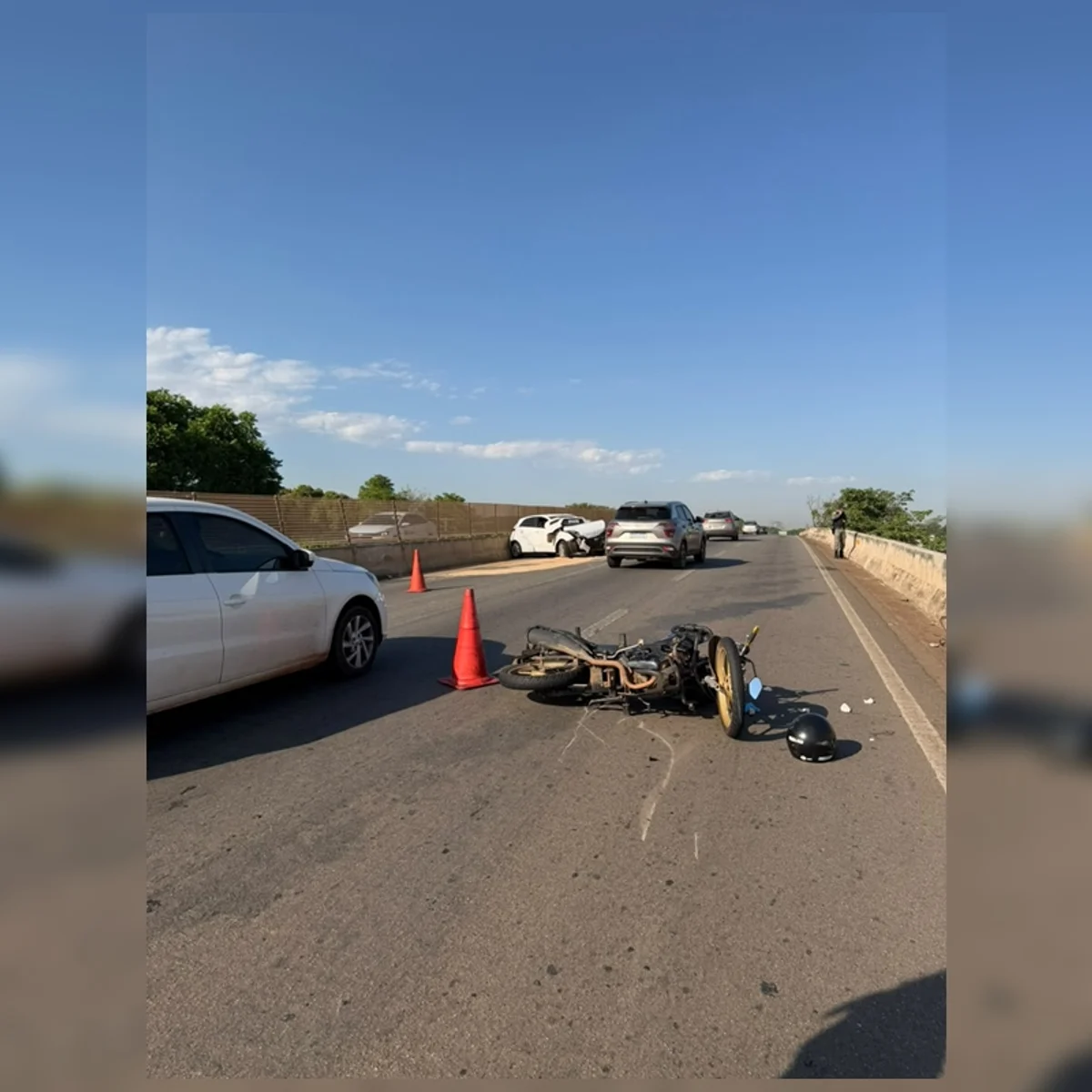 Motociclista é arremessado de viaduto em Goiânia e fica gravemente ferido