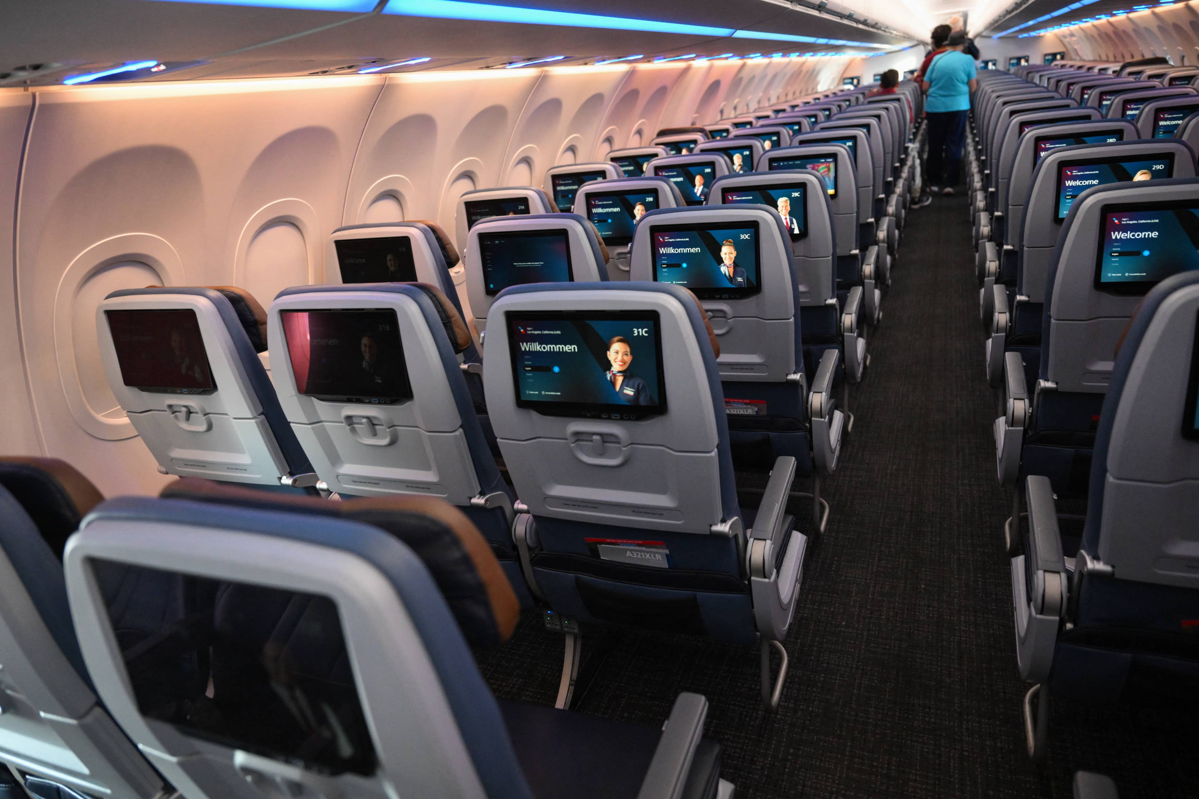 A American Airlines deixa assentos vazios enquanto cobra mais dos passageiros.