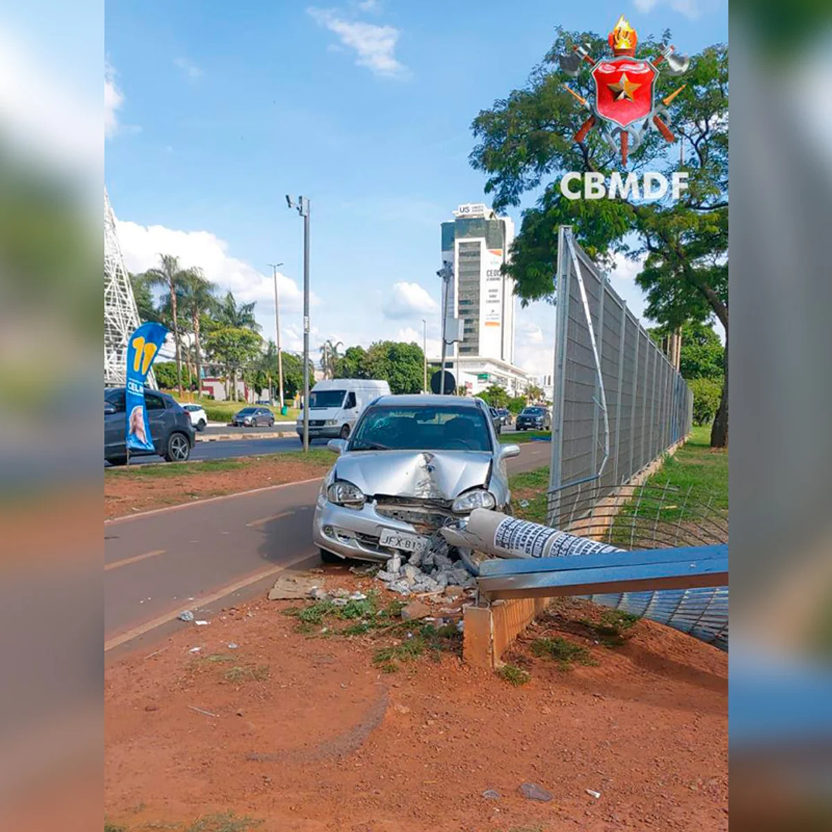 Carro bate e derruba poste, próximo a shopping no Pistão Sul