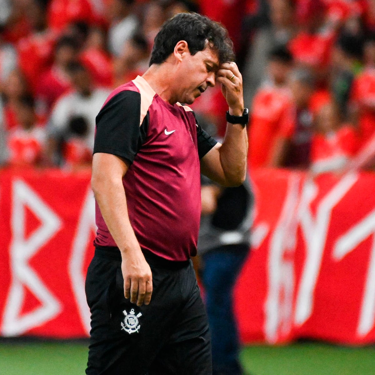 Corinthians demite Fernando Diniz após sétima derrota seguida com time na beira do rebaixamento
