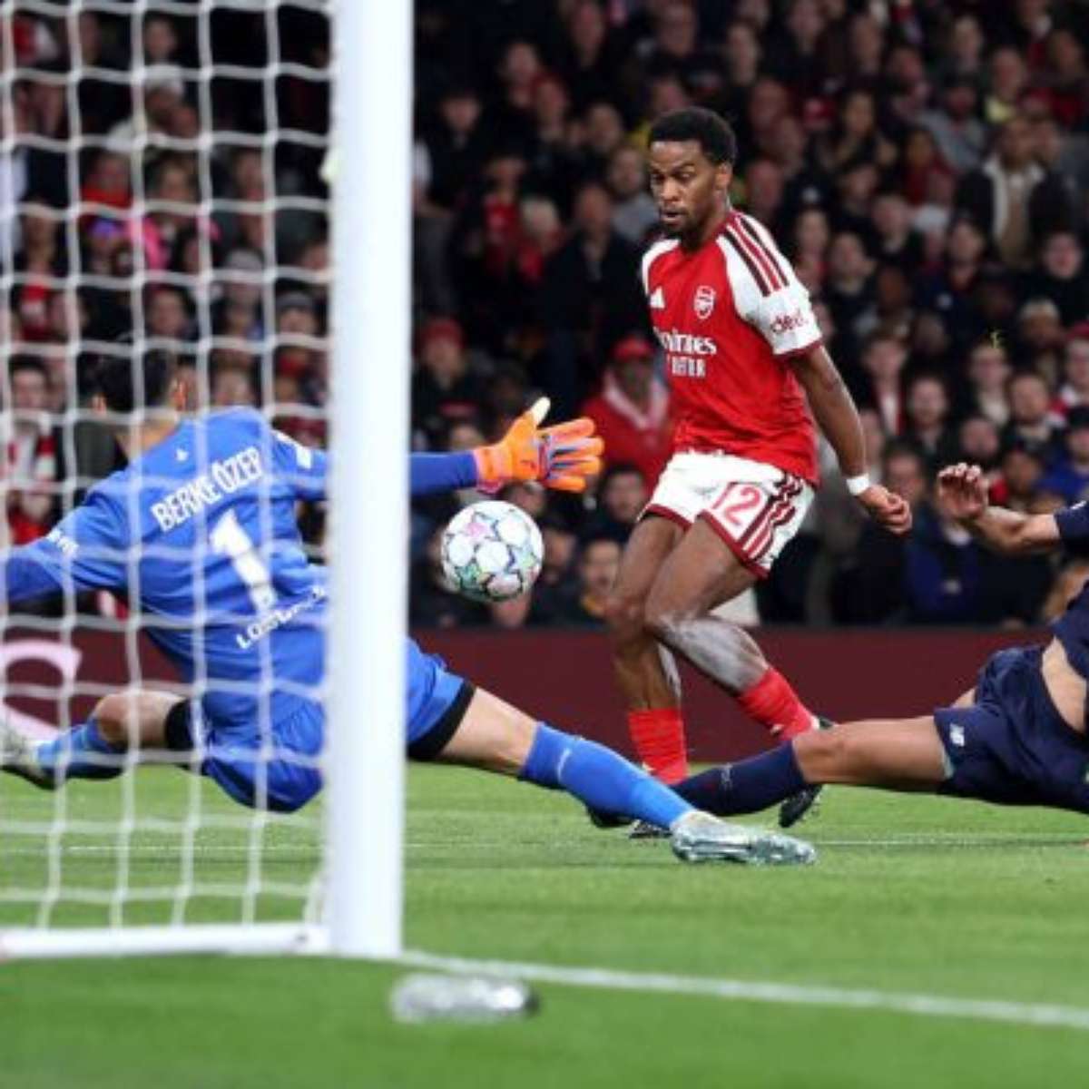Arsenal faz três gols no segundo tempo e vence Lille na Champions