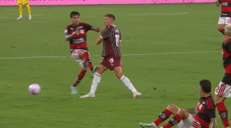 Comissão de Arbitragem analisa se afasta juiz do Fla-Flu, por erro inaceitável. ‘Os árbitros têm medo de expulsar jogadores do Flamengo’, acusa Samuel Xavier