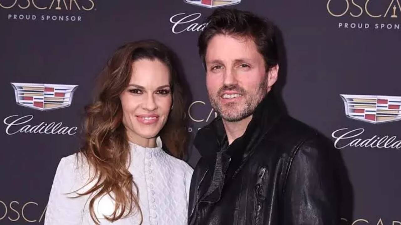 Hilary Swank mostra a barriga do bebê após o anúncio da gravidez; atriz de 52 anos espera ter seu terceiro filho com o marido Philip Schneider
