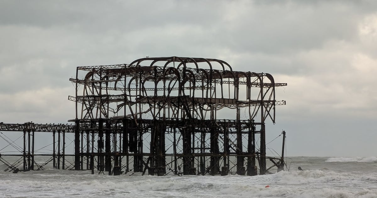 Parte do famoso píer de Brighton desmorona enquanto tempestades atlânticas varrem a Inglaterra