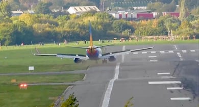 Avião sai da pista, vai para a grama, piloto retoma controle e retorna ao pavimento