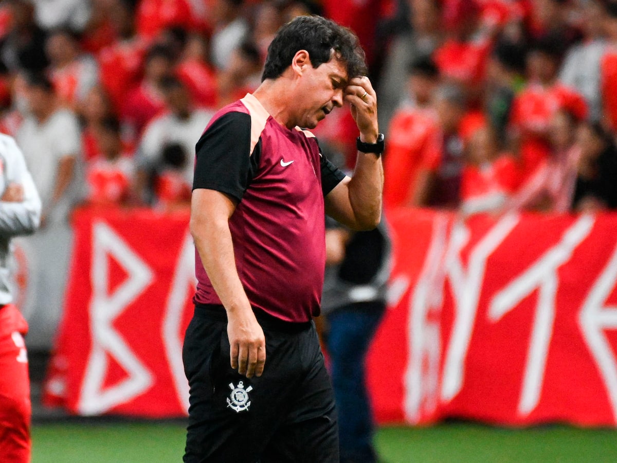 Corinthians demite Fernando Diniz após sétima derrota seguida com time na beira do rebaixamento