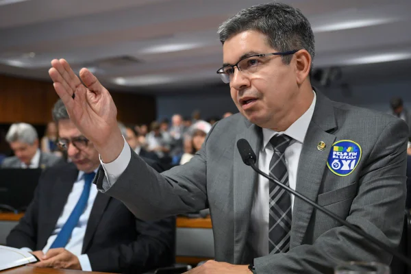Líder de Lula colhe assinaturas para levar Flávio ao Conselho de Ética - destaque galeria