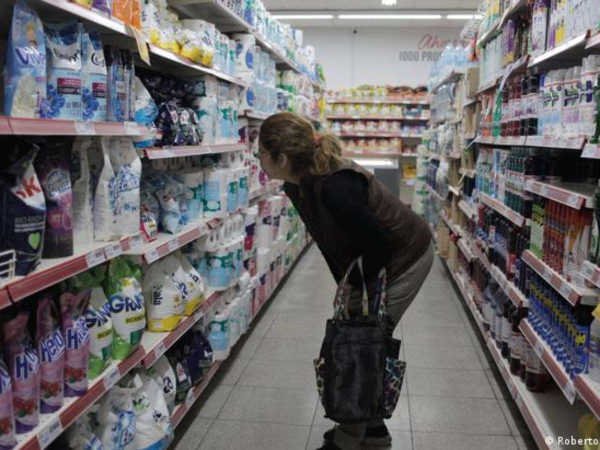 Argentina sob Milei: renda de 2 em cada 3 não chega até o fim do mês