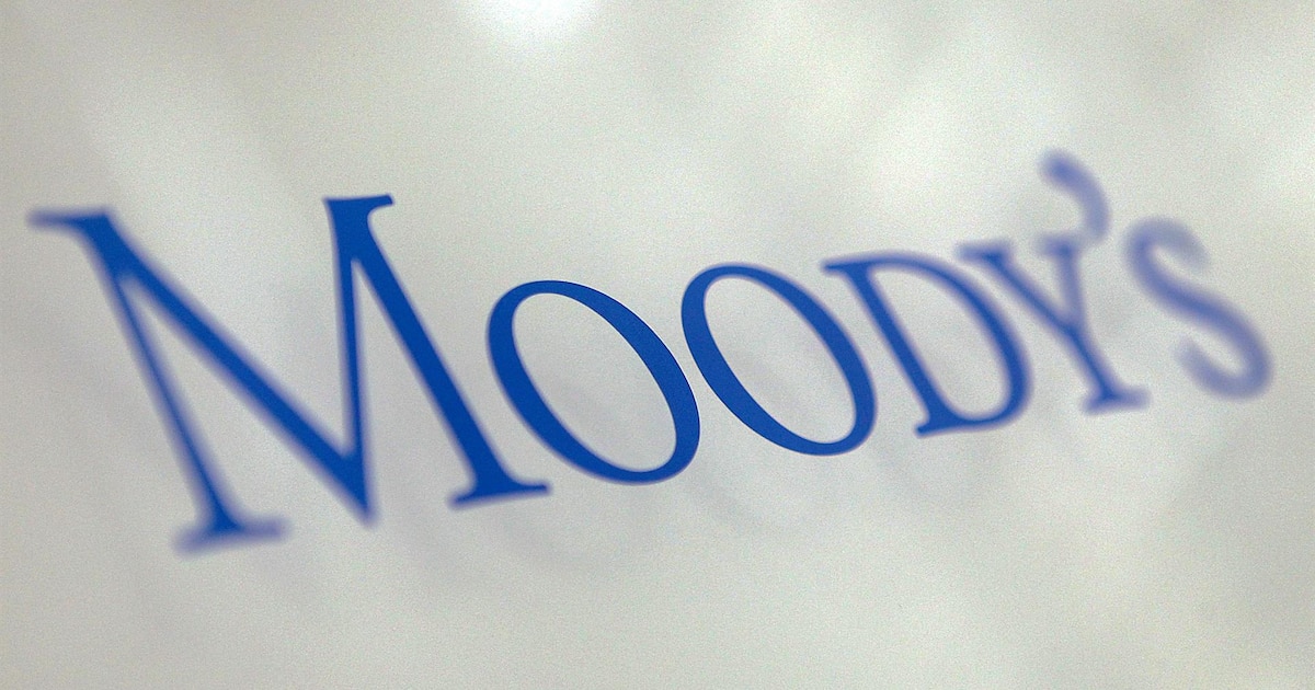 França livra-se da redução da classificação da Moody's enquanto enfrenta distúrbios