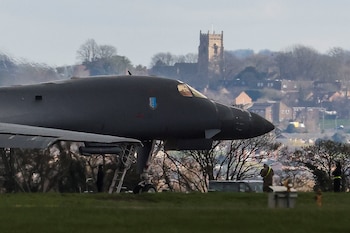 La Policía británica arrestó de nuevo a dos hombres bajo sospecha de colaborar con la inteligencia de Irán tras el incidente en RAF Fairford. (REUTERS/Toby Melville)