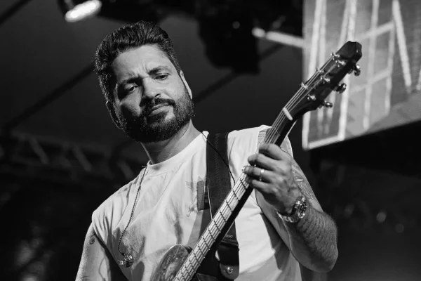 Compositora acusa cantor sertanejo de dever R$ 100 mil em pensão