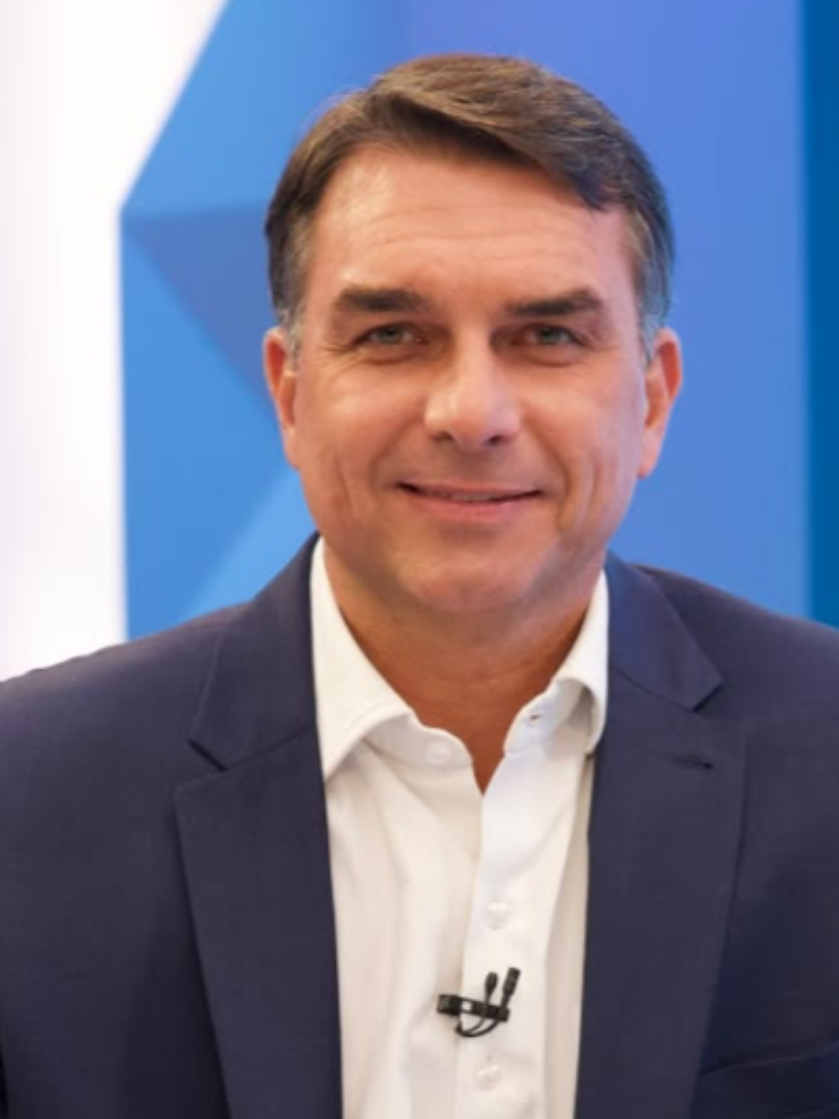 Flávio Bolsonaro cita Lula mais de 20 vezes durante os 40 minutos de sabatina na TV Globo