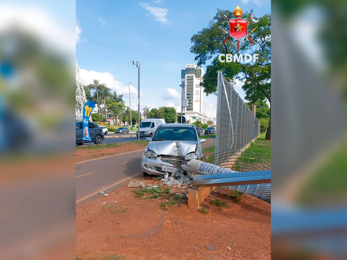 Carro bate e derruba poste, próximo a shopping no Pistão Sul